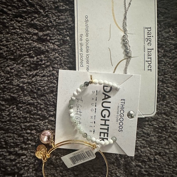 3 piece NWT Jewelry Set - Picture 8 of 8